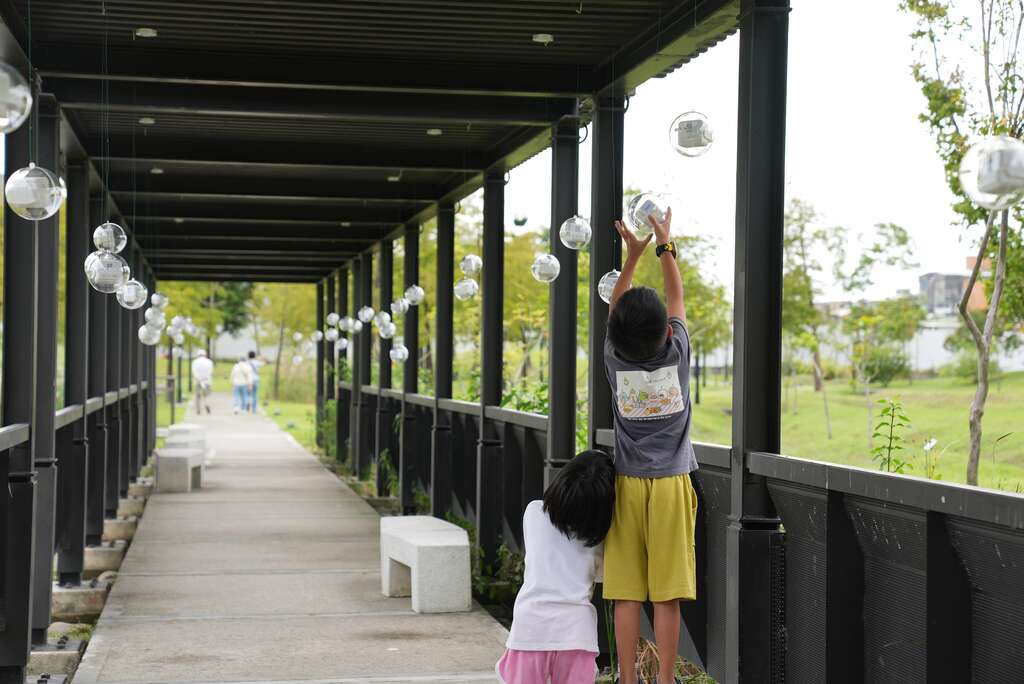吳修銘作品《記憶果實》設置於新新公園日景(圖片來源：臺北市政府文化局)