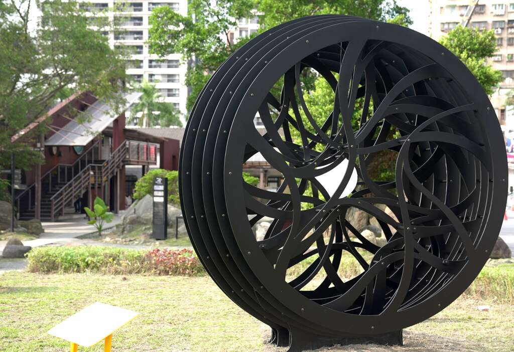 步里赫森作品《光核》設置於瓶蓋工廠台北製造所日景(圖片來源：臺北市政府文化局)