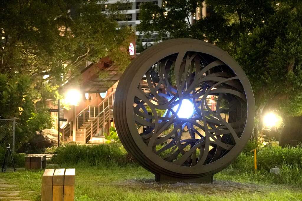 步里赫森作品《光核》設置於瓶蓋工廠台北製造所夜景(圖片來源：臺北市政府文化局)