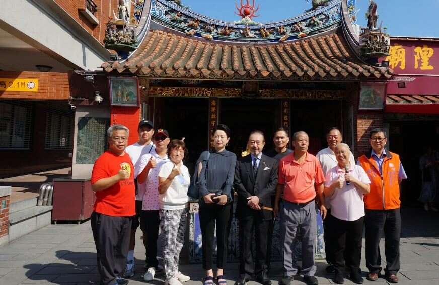 前排右起陳德星堂總幹事陳裕乾、霞海城隍廟管理人陳文文、台北共樂軒民藝文化協會理事長王崑文及遠從日本回台的蔡桂良夫婦一起至城隍廟前報告新書出版喜訊(圖片來源：臺北市政府文化局)