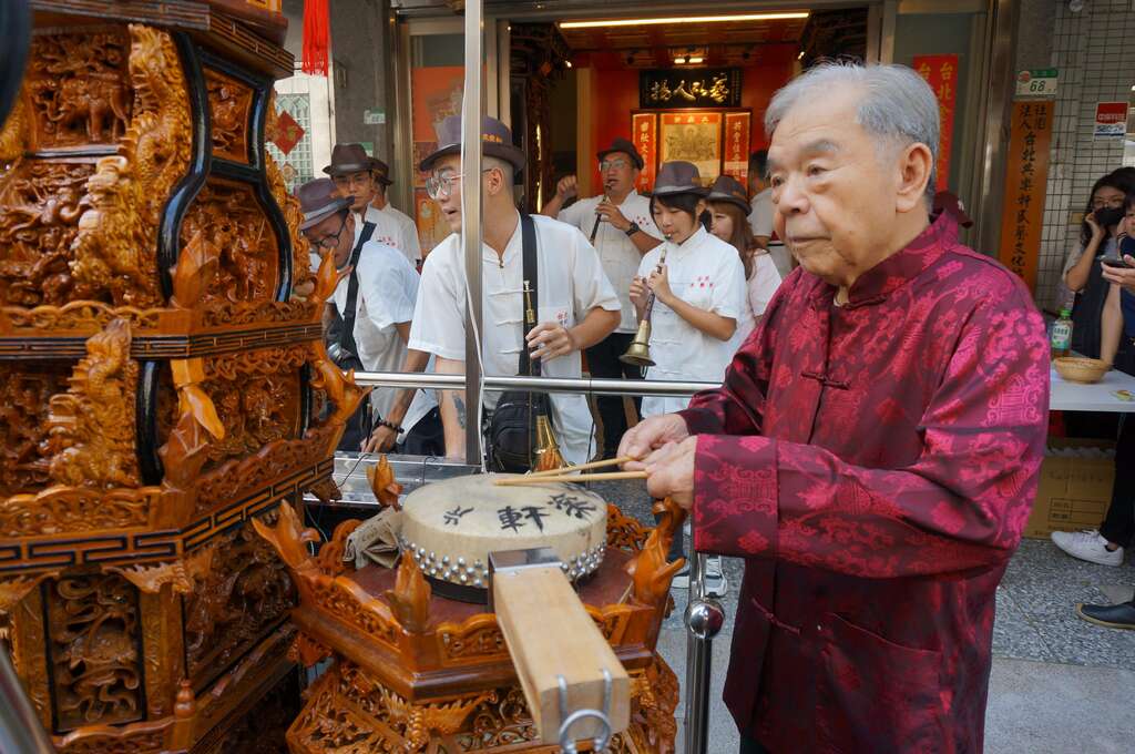 高齡86歲的陳金來藝師親自演出，帶領年輕子弟一起為新書發表會開場(圖片來源：臺北市政府文化局)