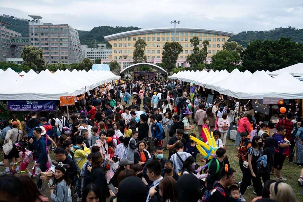 天母搞什麽鬼15万圣节活动吸引民众扮装游逛(图片来源：台北市商业处)