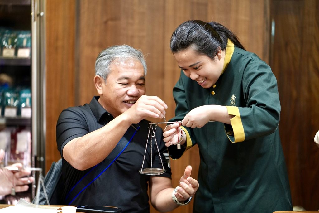 东南亚旅行业者参观中药行并参加体验活动(图片来源：台北市政府观光传播局)