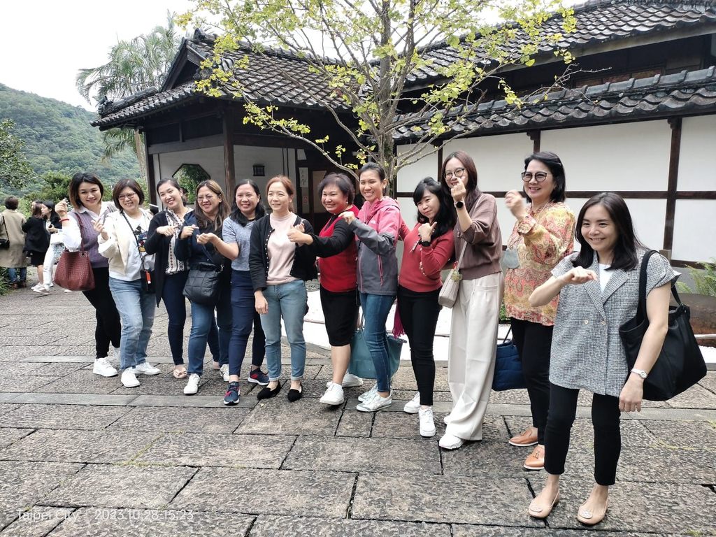 东南亚旅行业者於北投文物馆前合影(图片来源：台北市政府观光传播局)