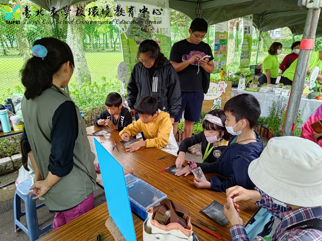 民众动手DIY种子口笛。(图片来源：台北市政府教育局)