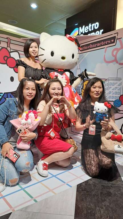 热情粉丝与HELLO KITTY合影(图片来源：台北大众捷运股份有限公司)