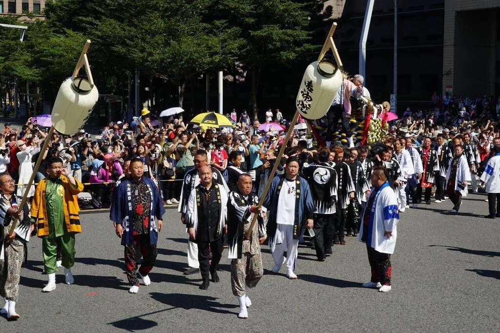 撞轿活动现场吸引许多民众围观拍照(图片来源：台北市政府秘书处媒体事务组)
