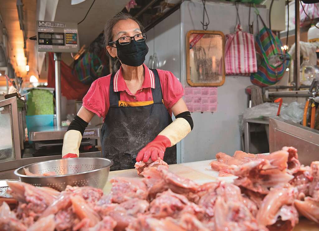 P26 图2_「瑞安土鸡土鸭店」每日出货量大，摊位仍然保持光洁。