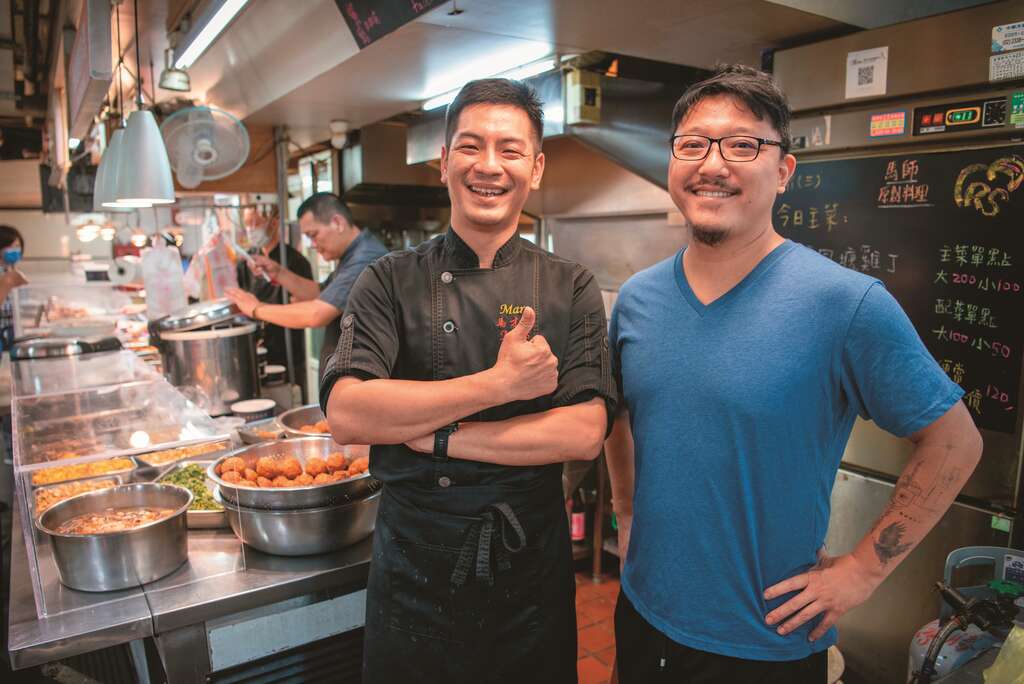 P27 圖4_徐民勳（右）是「馬師廚房原創料理」的常客，對老闆馬才淯（左）的料理熱情大表讚賞。