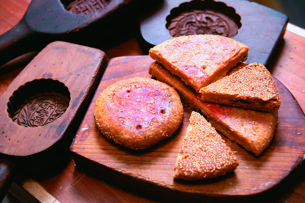 P28圖1_「宜德和志」的漢餅「芝麻蛋黃」降低油糖比例，餅皮口感清爽，內餡甜香不膩。