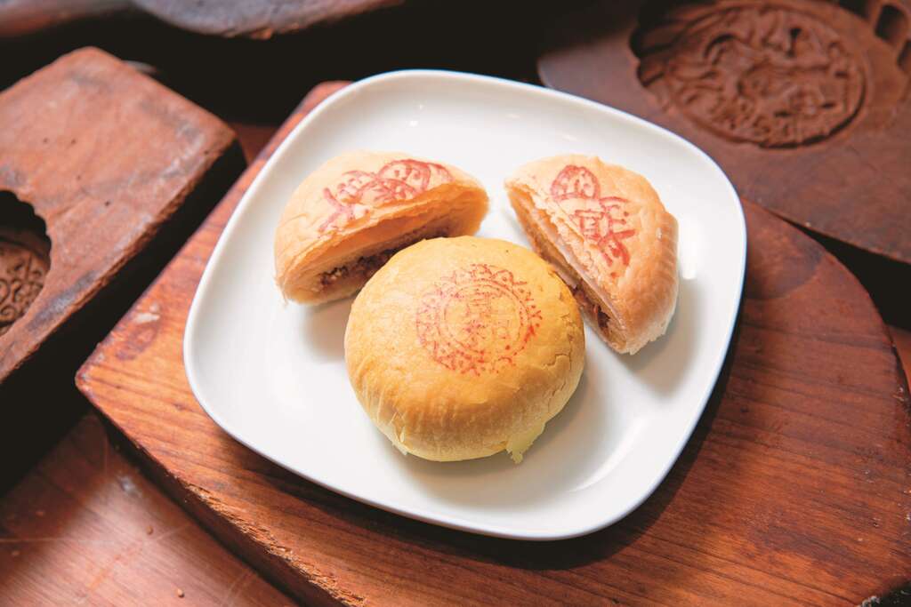 P28图2_「咖哩卤肉」的饼皮添加了咖哩粉，香气鲜明。