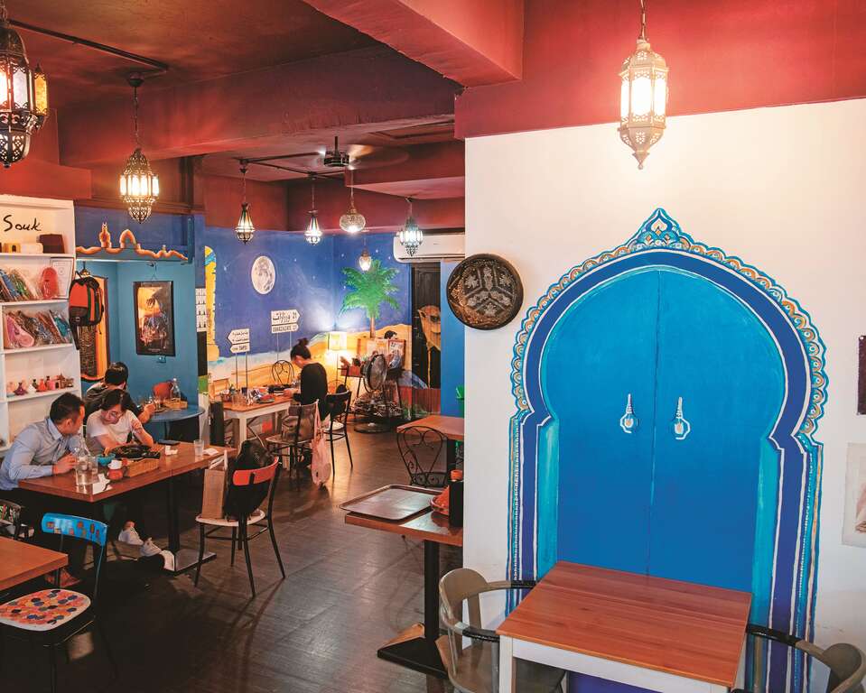 P29 图4_「塔吉摩洛哥料理」店内彩绘墙面、装饰，呈现道地摩洛哥风情。