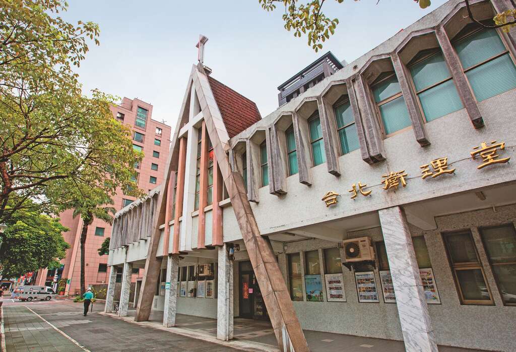 P30-P31 圖1 台北衛理堂大門前的三角造型門柱，為其建築特色之一。