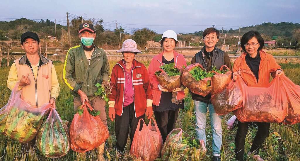 P40 图1 孙士姗（右二）创办的银色大门串联长辈、友善小农及老人食堂，共创银发商机。@银色大门