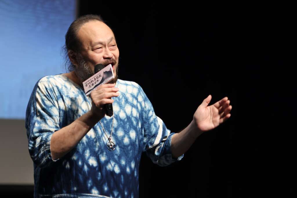 《行过》纪录片主角之一_谢宇威老师於当代叙事影展闭幕式演唱(图片来源：台北市政府客家事务委员会)