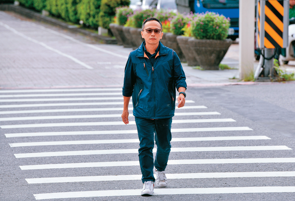 台北市交通局科长林育生表示行人走斑马线，是保障自身行路安全的最基本规则。