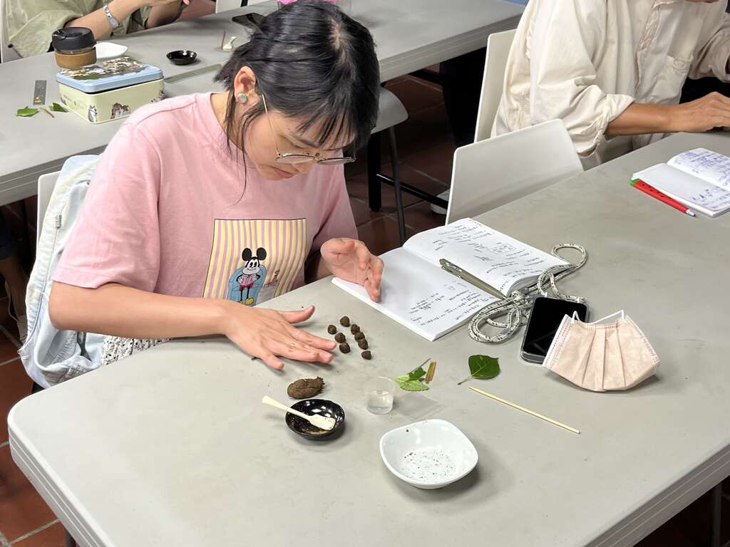 1028咖啡渣艾草驅蚊香椎x香珠手鍊(圖片來源：臺北市政府客家事務委員會)