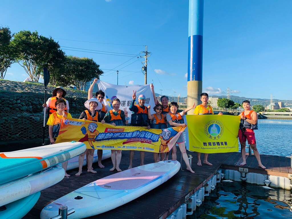 臺北市政府體育局自105年起推動活躍樂齡運動計畫，成立全臺首支樂齡巡迴運動指導團，至今共開辦550個運動班，提供19,705位樂齡朋友共3,951.5小時的運動課程(圖片來源：臺北市政府體育局)