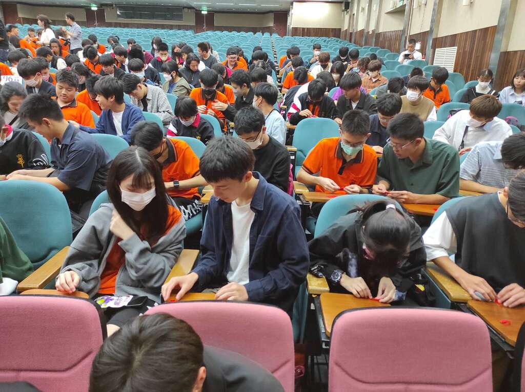 千纸鹤折纸活动(图片来源：台北市政府教育局)