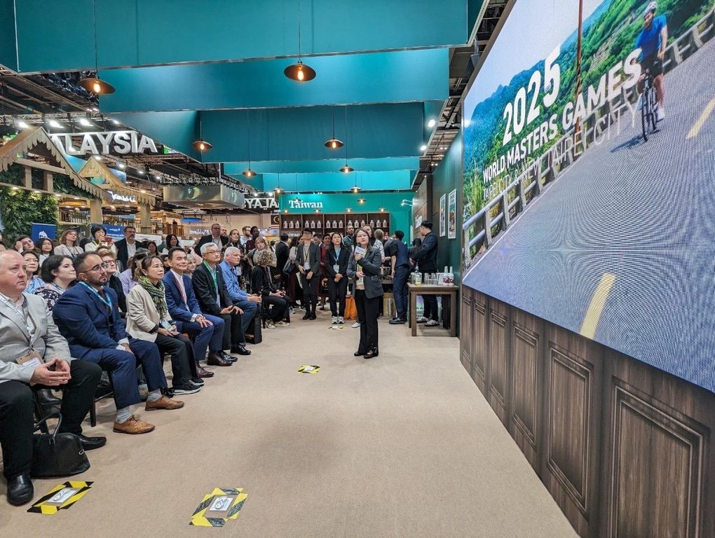 觀傳局向業者宣傳2025雙北世界壯年運動會，歡迎國際旅客來臺北參賽及旅遊。(圖片來源：臺北市政府觀光傳播局)
