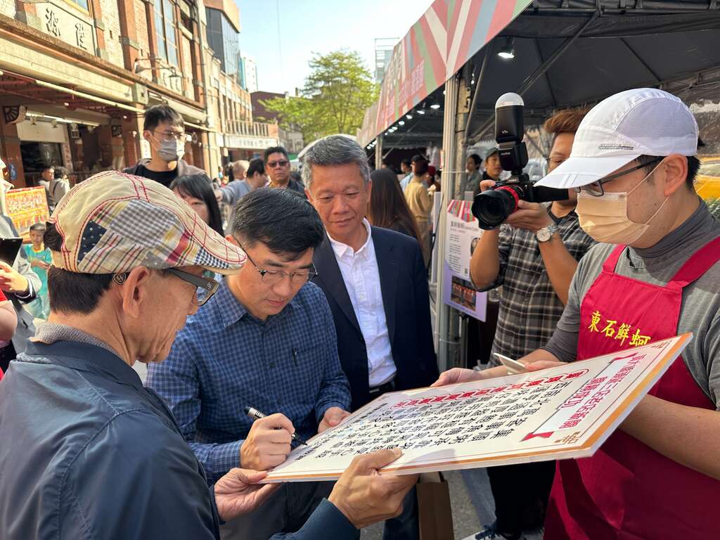 台北市商业处高振源处长与112年辅导店家东时鲜蚵互动(图片来源：台北市商业处)