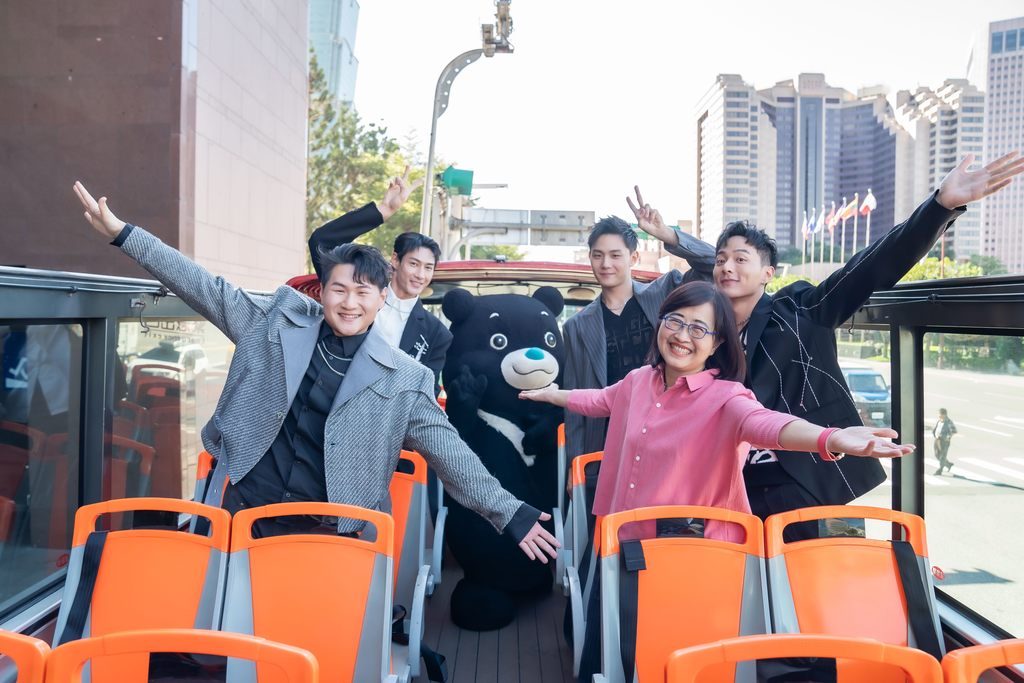 台北市副市长林奕华与熊赞、IT BOYZ搭乘双层观光巴士直播分享台北好玩好吃的地方，预告跨年前期活动即将开始(图片来源：台北市政府观光传播局)