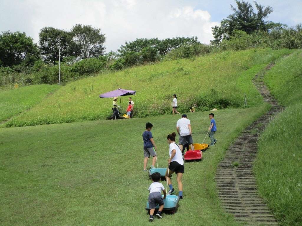 台北市福德坑环保复育园区的滑草场是假日人气爆表的景点之一(图片来源：台北市政府环境保护局)