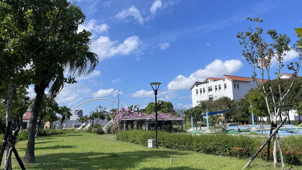 迪化休闲运动公园的绿地蓝天与远方的跨堤景观平台(图片来源：台北市政府工务局卫生下水道工程处)