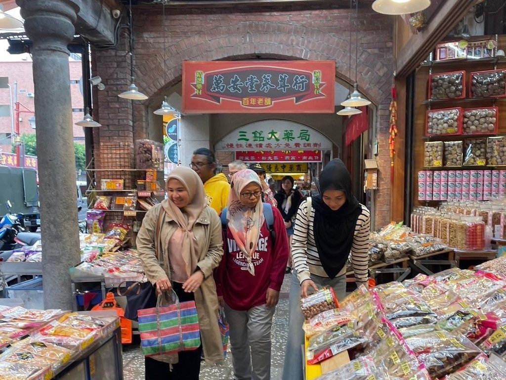 領取禮包的穆斯林團體旅客，走訪台北旅遊人氣景點大稻埕(圖片來源：臺北市政府觀光傳播局)