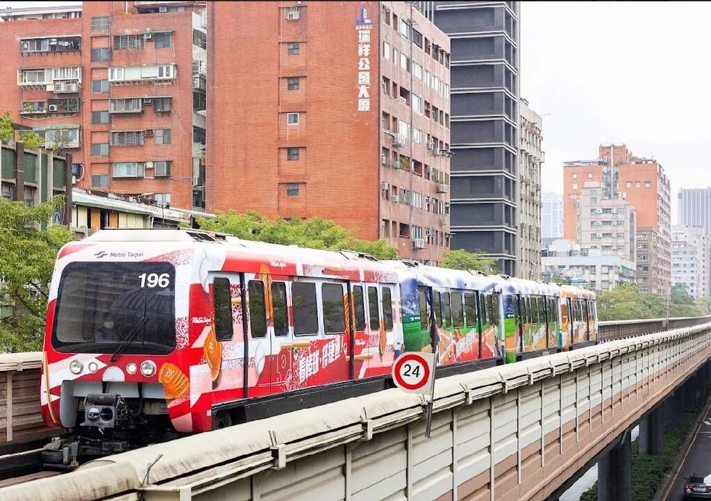 使用捷运、公车等大众运输或共享运具穿梭都市，一起用满腔热情与环保行动替中华队加油响应！(图片来源：台北大众捷运股份有限公司)