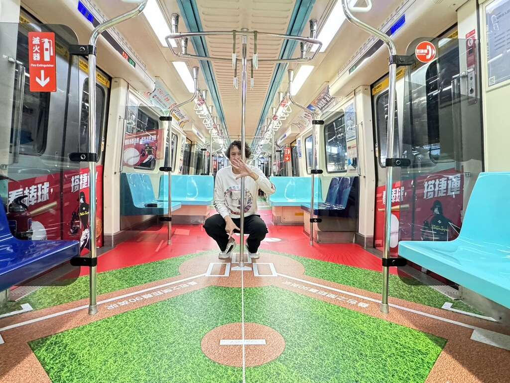 车厢内部变身为棒球场，将投手丘、打击区设置在此(图片来源：台北大众捷运股份有限公司)