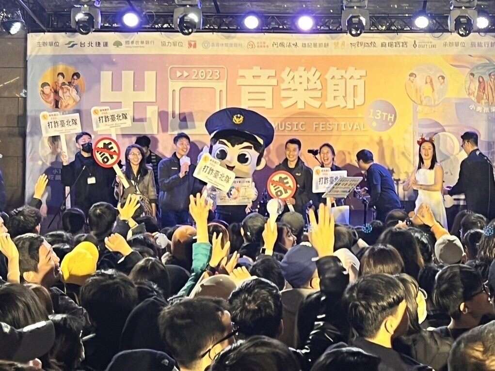 「打詐臺北隊」為持續守護市民財產，預防犯罪宣導團特別結合該活動，於現場辦理識詐宣導(圖片來源：臺北市政府警察局犯罪預防科)