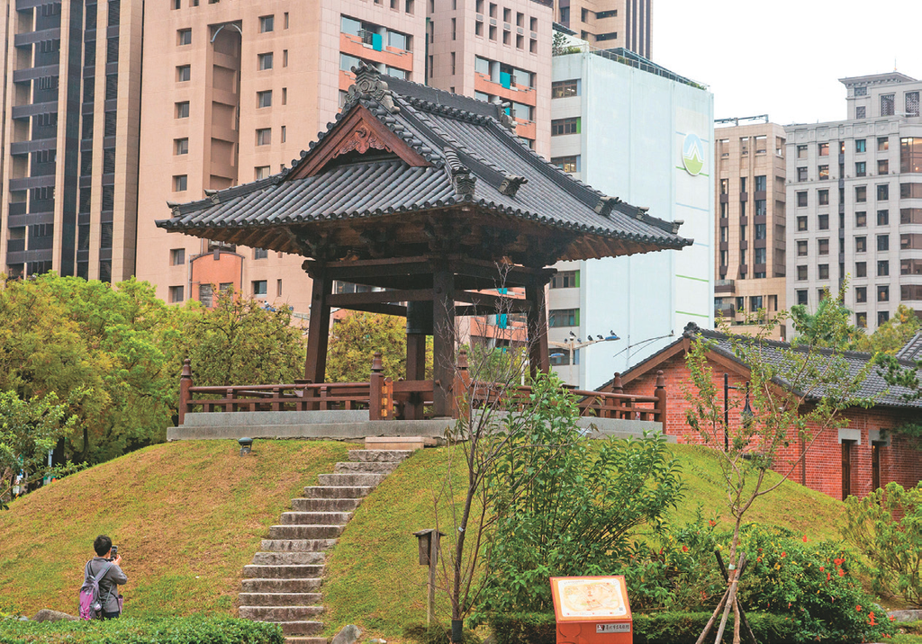 西本愿寺广场的钟楼及日式建筑物，成为闹区中的休憩场所。（摄影／林炜凯）