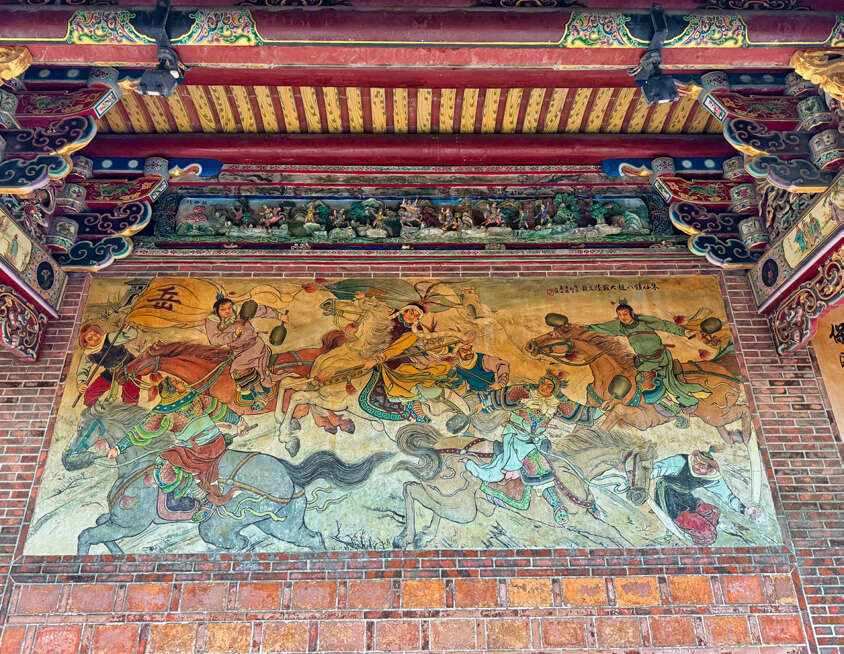大龙峒保安宫有国宝级大师潘丽水彩绘的壁画。（摄影／杭大鹏）