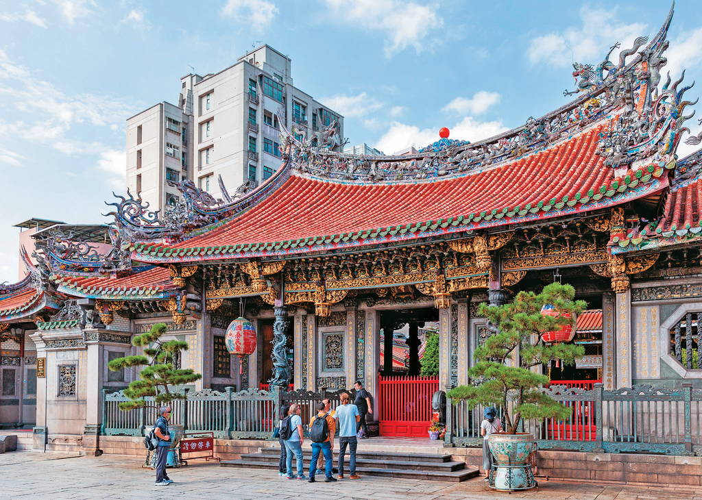 艋舺龙山寺兼具历史意义及艺术价值，吸引众多外国旅客前来参访。