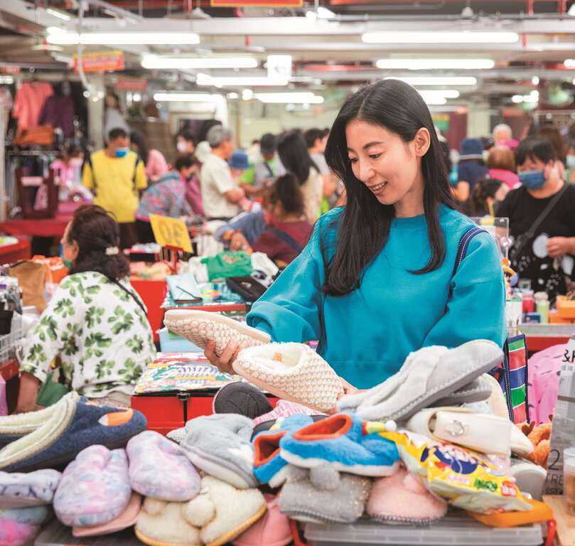 1-4不少顧客和麻梨子一樣，喜歡遊逛永春市場的二手市集，享受尋寶的樂趣。