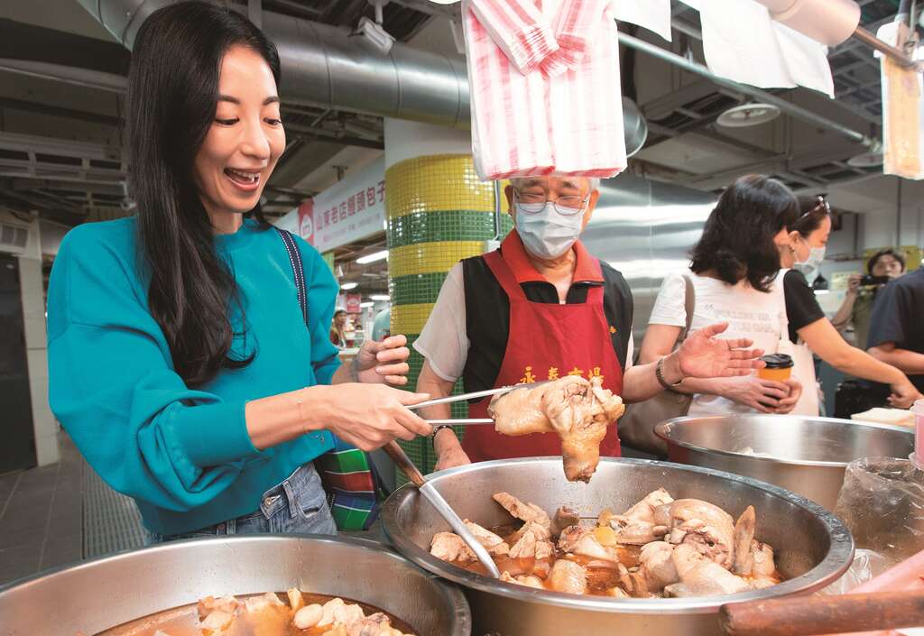 1-2「春和油饭」的麻油鸡选用口感扎实的仿土鸡，与黑麻油、米酒炖煮後，香气馥郁。