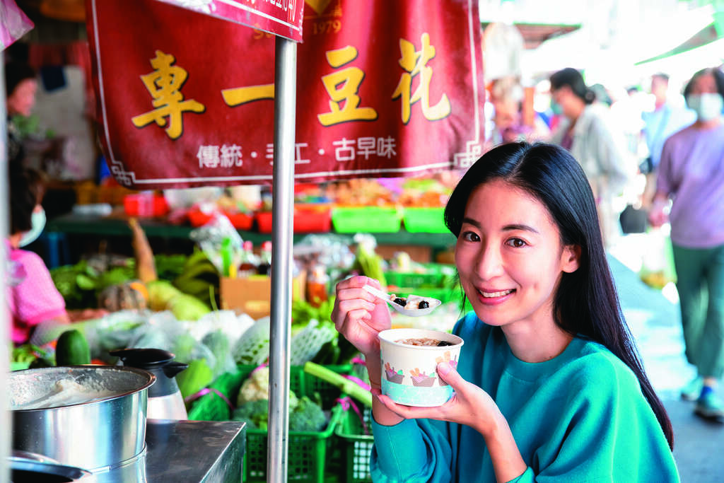 1-1「专一豆花」开业至今累积许多常客，麻梨子也是其中之一。