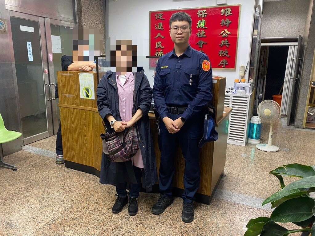 民生西路派出所警員與報案人合影(圖片來源：臺北市政府警察局大同分局)