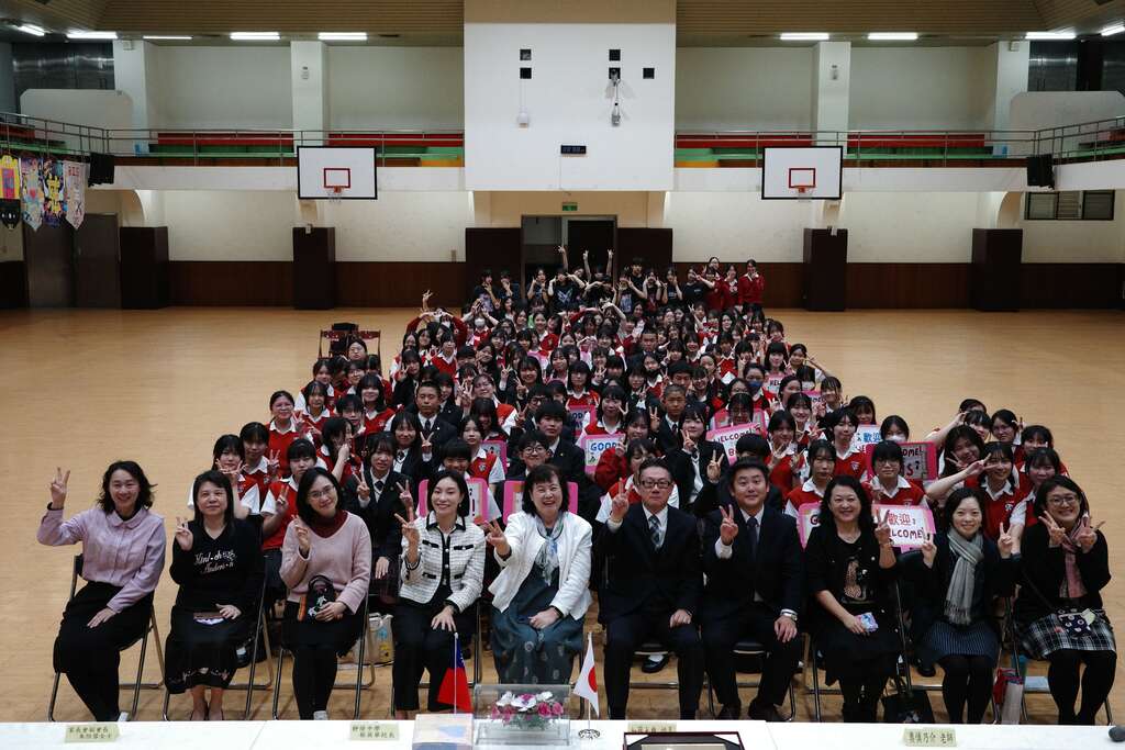 台日两校师生合影(图片来源：台北市政府教育局)