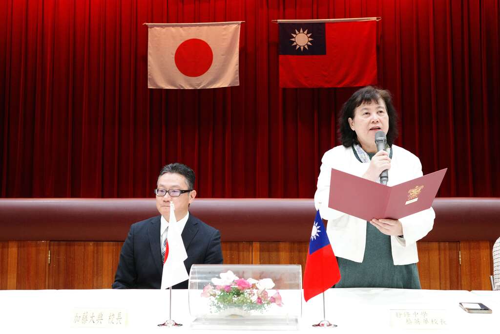 静修中学蔡英华校长致欢迎词(图片来源：台北市政府教育局)