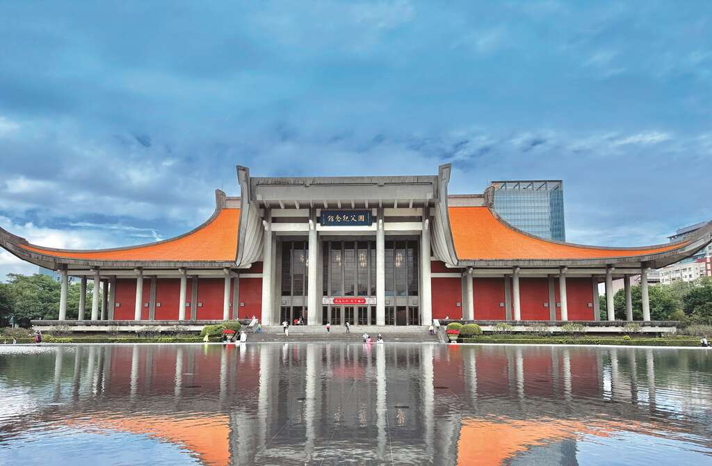 图1-1 国父纪念馆前门「映池」中的倒影，与建筑相辉映。