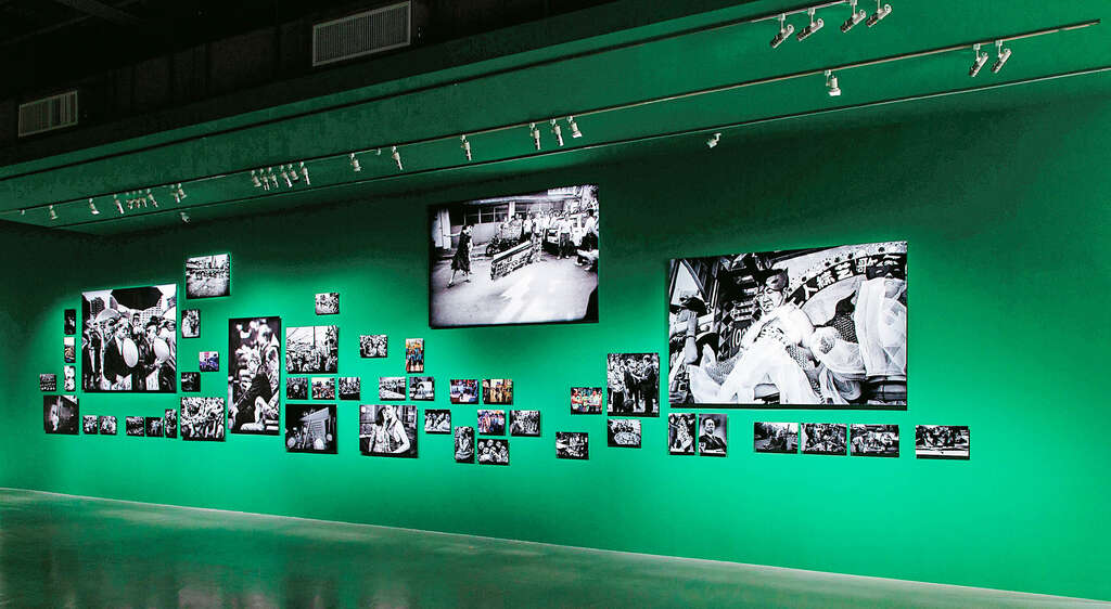 许村旭展区以一系列摄影作品，展现台湾解严後的众生百态。