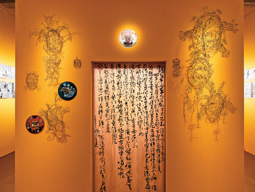 李俊阳的作品《七彩迷魂妙灵仪》以多组装置作品组成，具浓厚的常民文化色彩。