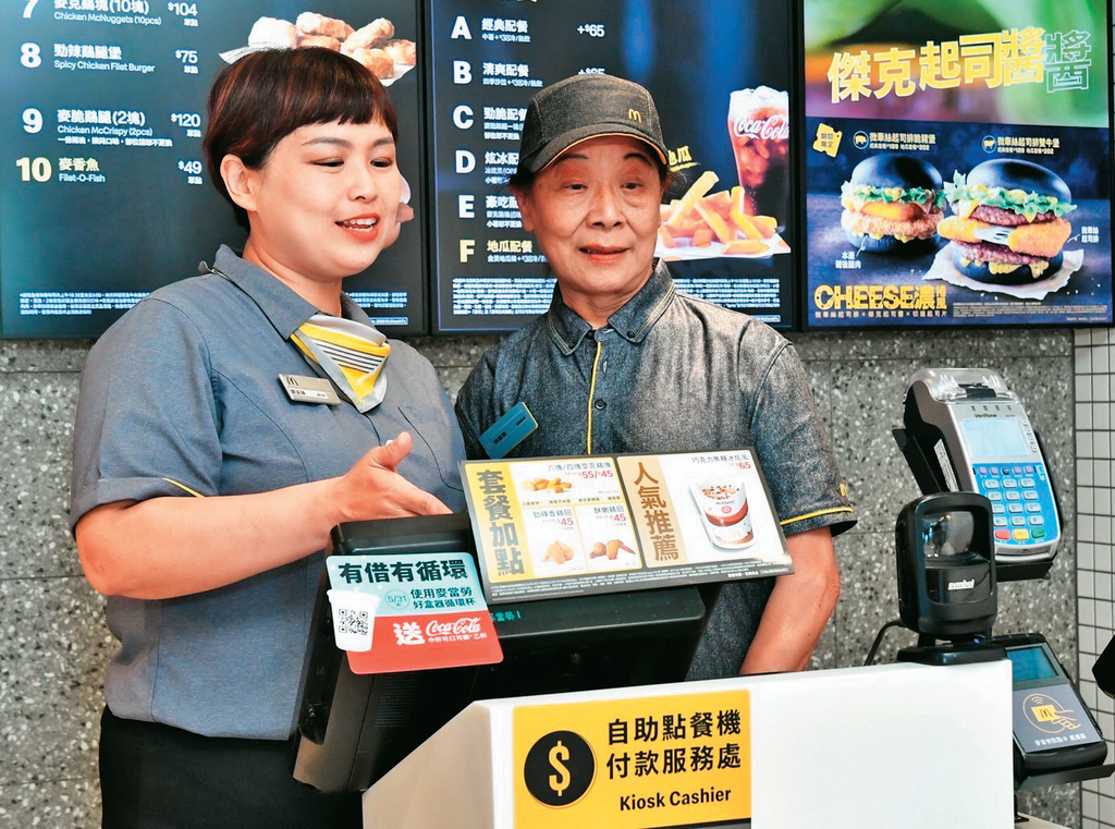 企业透过安排熟悉工作流程的员工担任中高龄员工的工作夥伴，协助中高龄员工快速适应职场环境。