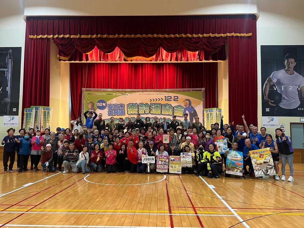 大同警、大同區公所、體育會及餐與民眾大合照(圖片來源：臺北市政府警察局大同分局)