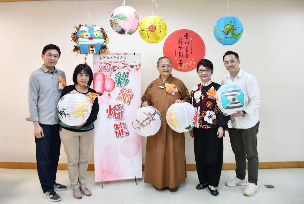 佛光山台北道场住持满谦法师与彩绘民众合照(图片来源：佛光山台北道场)