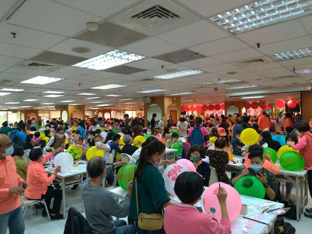 许多民众一起参加灯笼彩绘活动(图片来源：台北市政府观光传播局)