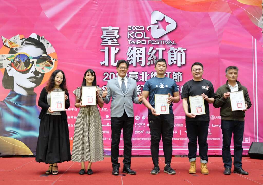 臺北市政府游適銘副秘書長頒發感謝狀予合作商圈店家(圖片來源：臺北市商業處)