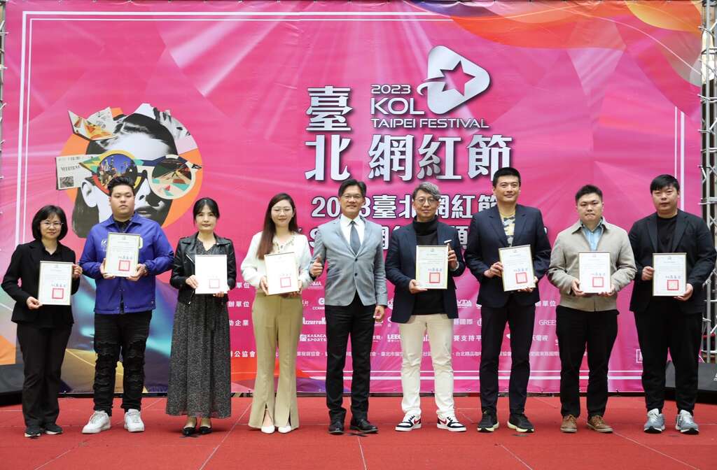 臺北市政府游適銘副秘書長頒發感謝狀予協辦企業(圖片來源：臺北市商業處)